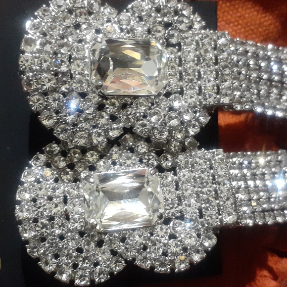 GIVENCHY EARRINGS - Picture 9 of 10